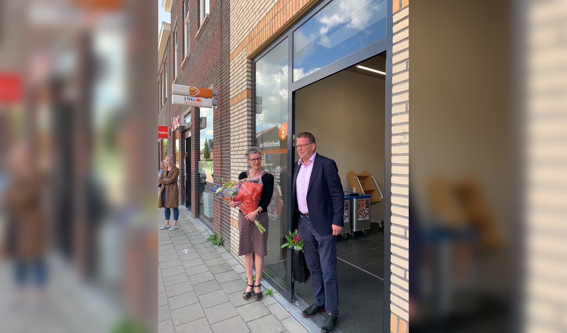 Op dinsdag 21 juli opende wethouder Berend Jan Bruggeman de pop-up bibliotheek in Oude-Tonge. 