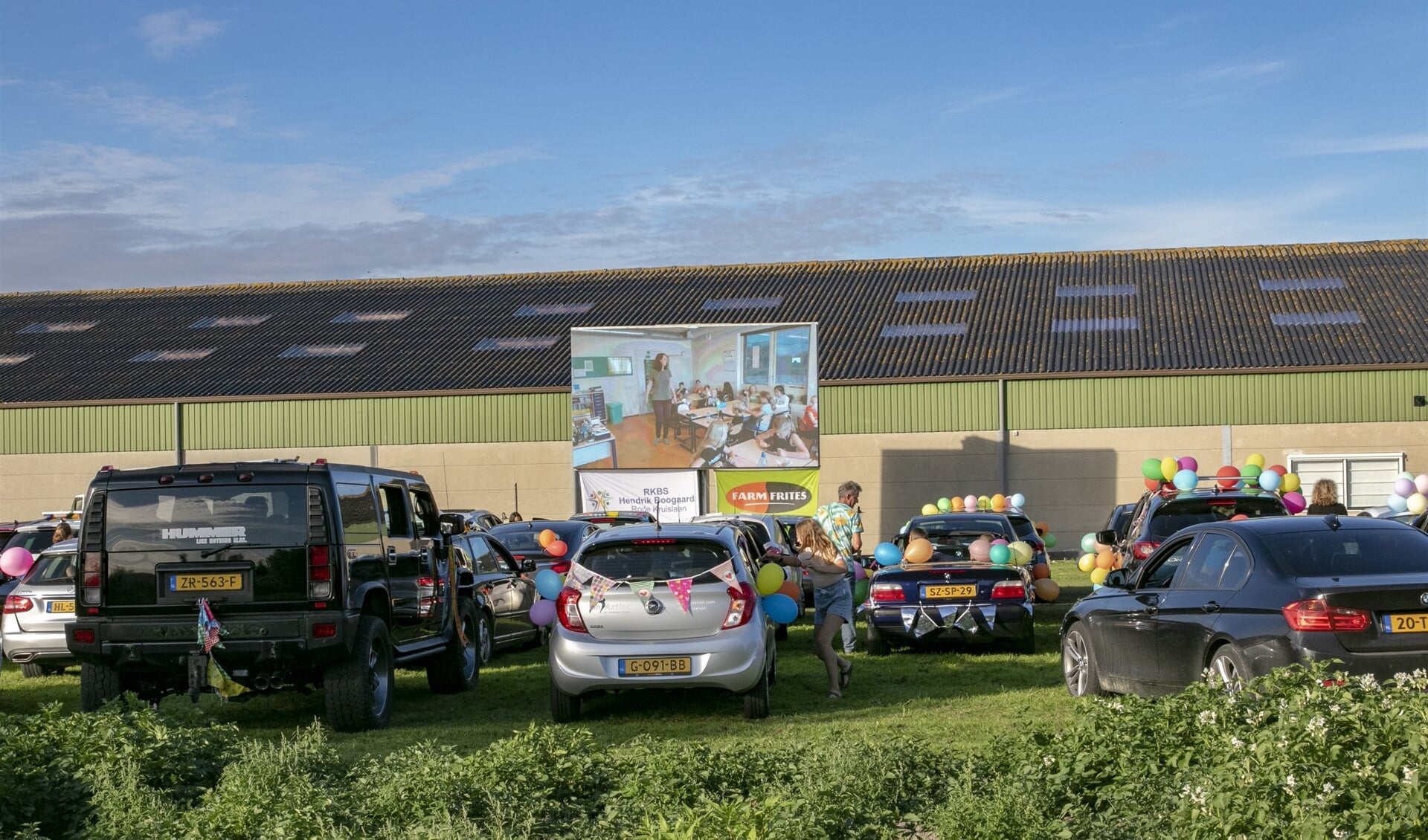 In samenwerking met Farm Frites mocht de school een grasveld gebruiken aan de Molendijk voor een heuse drive in bioscoop