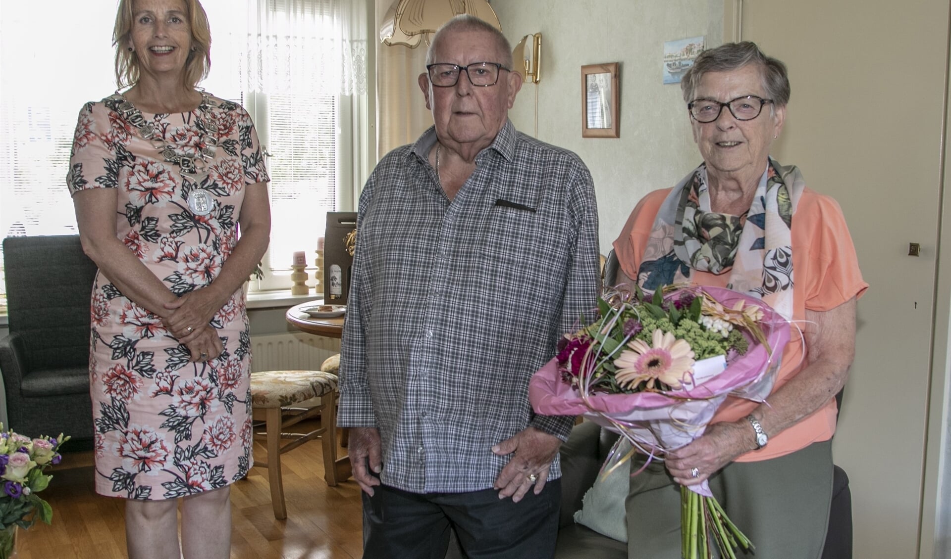 Felicitaties en bloemen van burgemeester Milène Junius voor het 60-jarig bruidspaar Van der Linden (Foto: Wil van Balen)