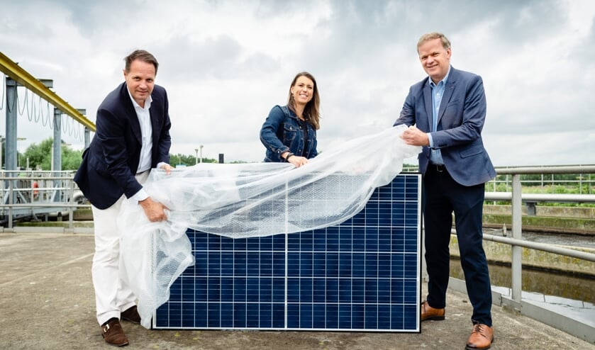 Arjan ten Elshof (HVC), Tanja de Jonge (gemeente Barendrecht) en Leo Stehouwer (waterschap Hollandse Delta) met op de achtergrond de locatie voor het zonnepark.