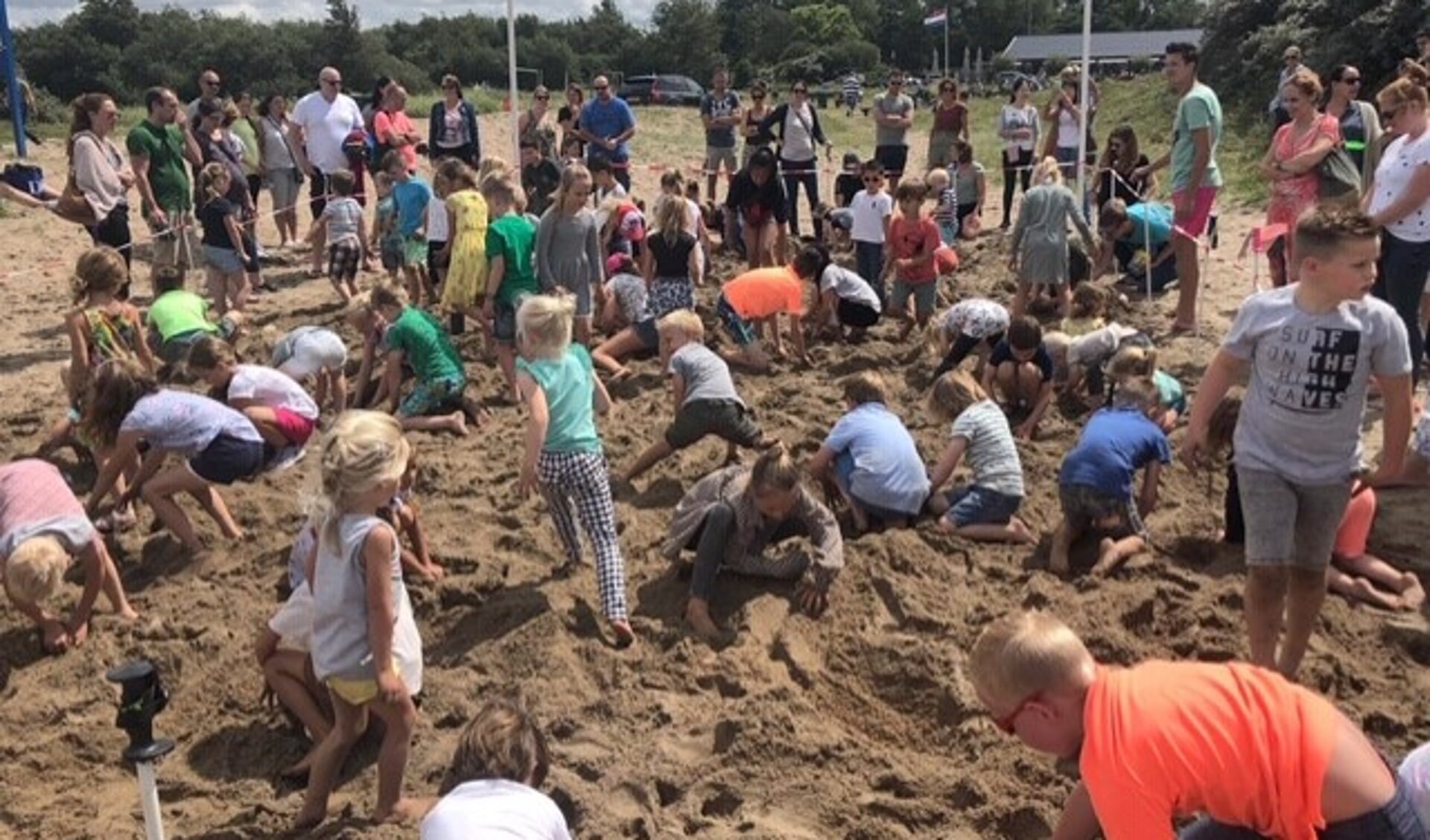 Er was veel animo voor het traditionele schatgraven in Oostvoorne afgelopen zondagmiddag