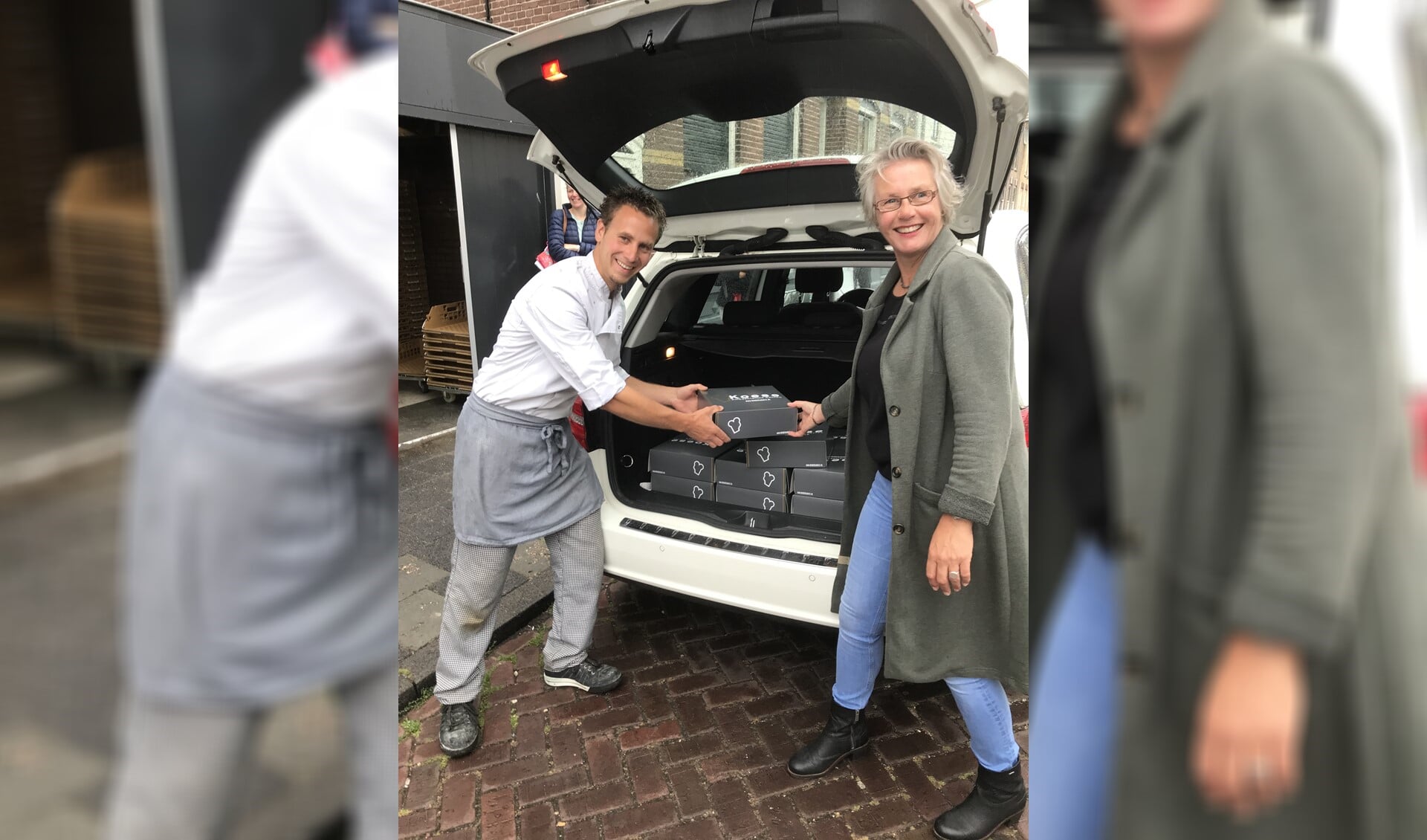 Wouter Koese -Bakkerij Koese- helpt de taarten inladen bij Corine Groenendijk –Soroptimisten. (Foto: soroptimistenclub GO)