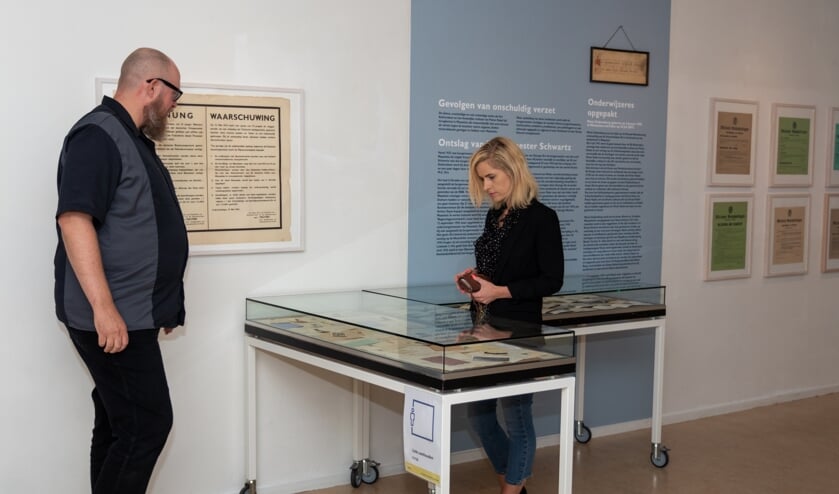 Stadsmakelaar Cultuur Gertjan van de Velden en Wethouder Cultuur Corine Bronsveld-Snoep van Maassluis bewonderden de tentoonstelling tijdens het eerste openingsweekend.