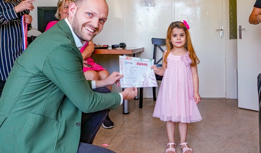 Lulah kreeg haar diploma overhandigd door wethouder Struijk.