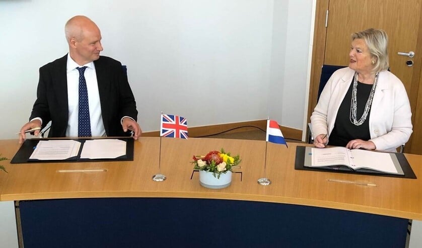 Staatssecretaris Ankie Broekers-Knol tekende vrijdag samen met de Britse ambassadeur Peter Wilson een bilateraal verdrag, dat ervoor zorgt dat de treinverbinding tussen Amsterdam en Londen een uur korter kan worden.