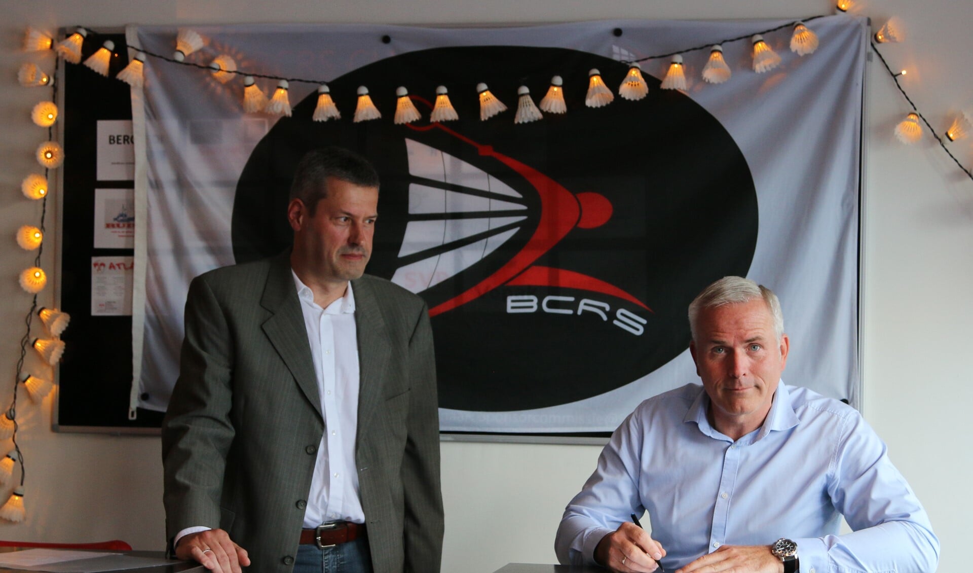 Badminton Nederland gedelegeerde Gert-Jan van der Lee en voorzitter Ron Vollenga tijdens de ondertekening 