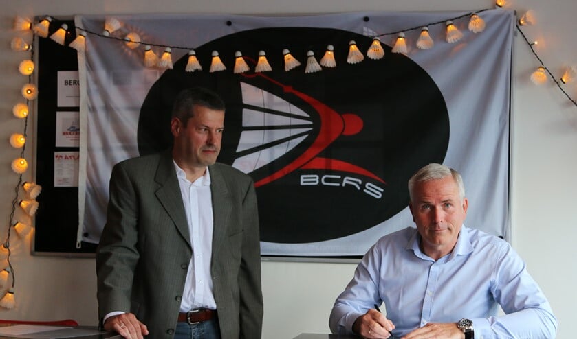 Badminton Nederland gedelegeerde Gert-Jan van der Lee en voorzitter Ron Vollenga tijdens de ondertekening
