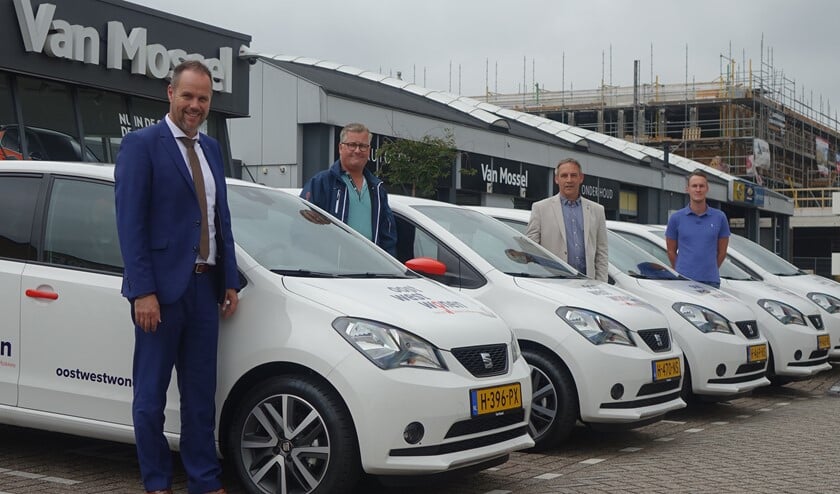 Aflevering elektrische voertuigen aan Oost West Wonen.