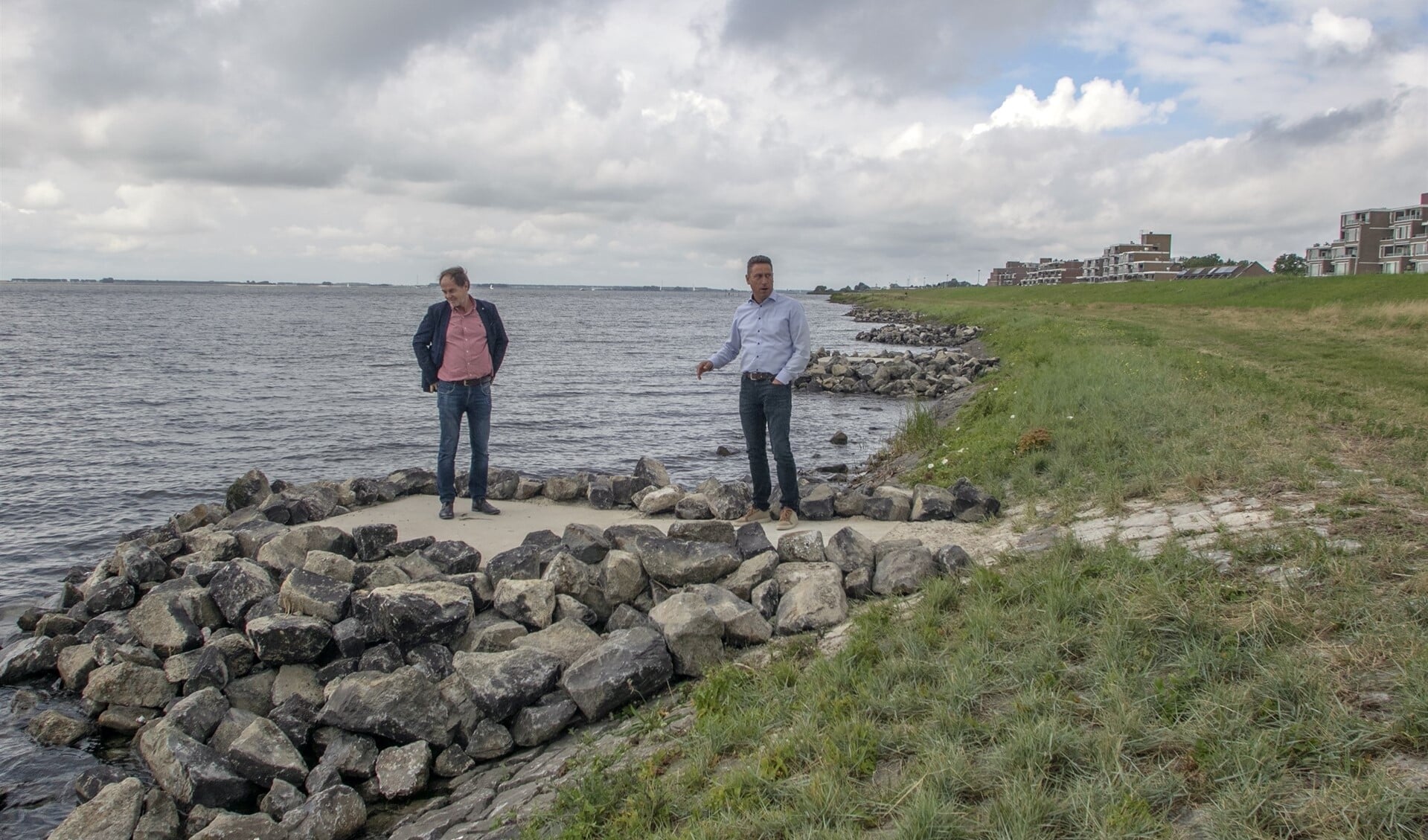 Wethouder Aart-Jan Spoon en Joop Bongers, directeur van Sportvisserij Nederland, op één van de tien vernieuwde vissteigers aan de Struyste Zeedijk (Foto: Wil van Balen)