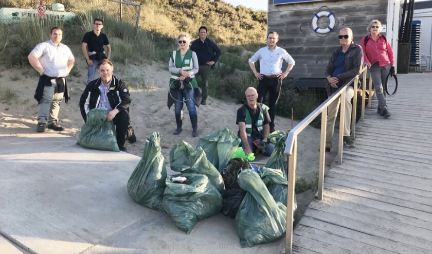 Gewapend met een afvalzak trok de SGP-fractie van Goeree-Overflakkee woensdagavond 22 juli eropuit om zwerfafval op te ruimen.
