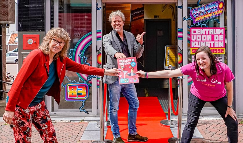 Wethouder Léon Soeterboek wordt bij de presentatie geflankeerd door Jeanine Yperlaan en Erica Muizer.