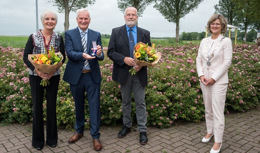 DEN BOMMEL - Het 'Mobilisatie oorloskruis' is postuum toegekend aan Machiel Osseweijer en werd door burgemeester Ada Grootenboer uitgereikt aan de familie.