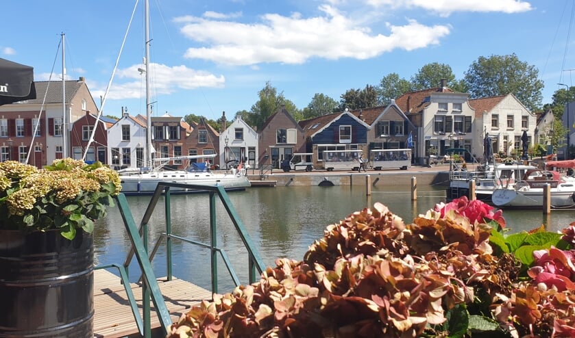 De pas opgeknapte havenkom bij Middelharnis