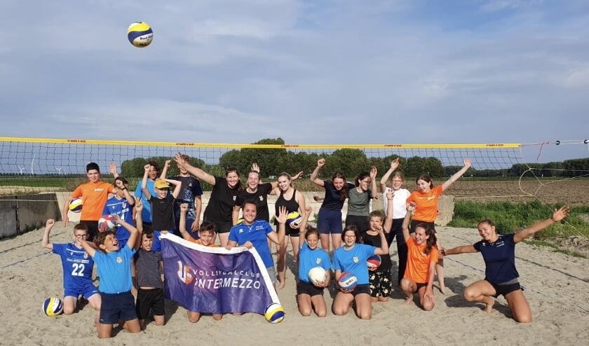 23 juli kwamen de twee beachvolleybalzusjes Emi en Mexime van Driel een clinic geven aan de A-, B-, C-jeugd van VC Intermezzo.