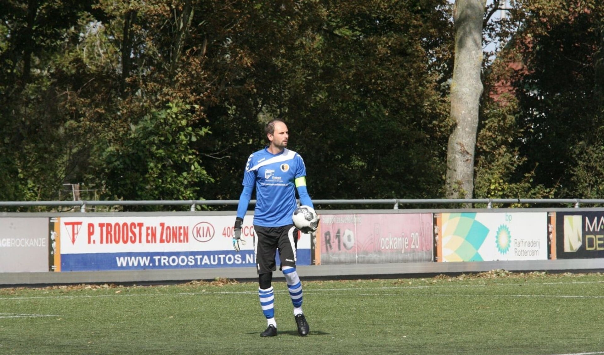 Keeper René van der Meiden kreeg meer goals tegen dan hem lief was in het bekerduel van Rockanje tegen HWD