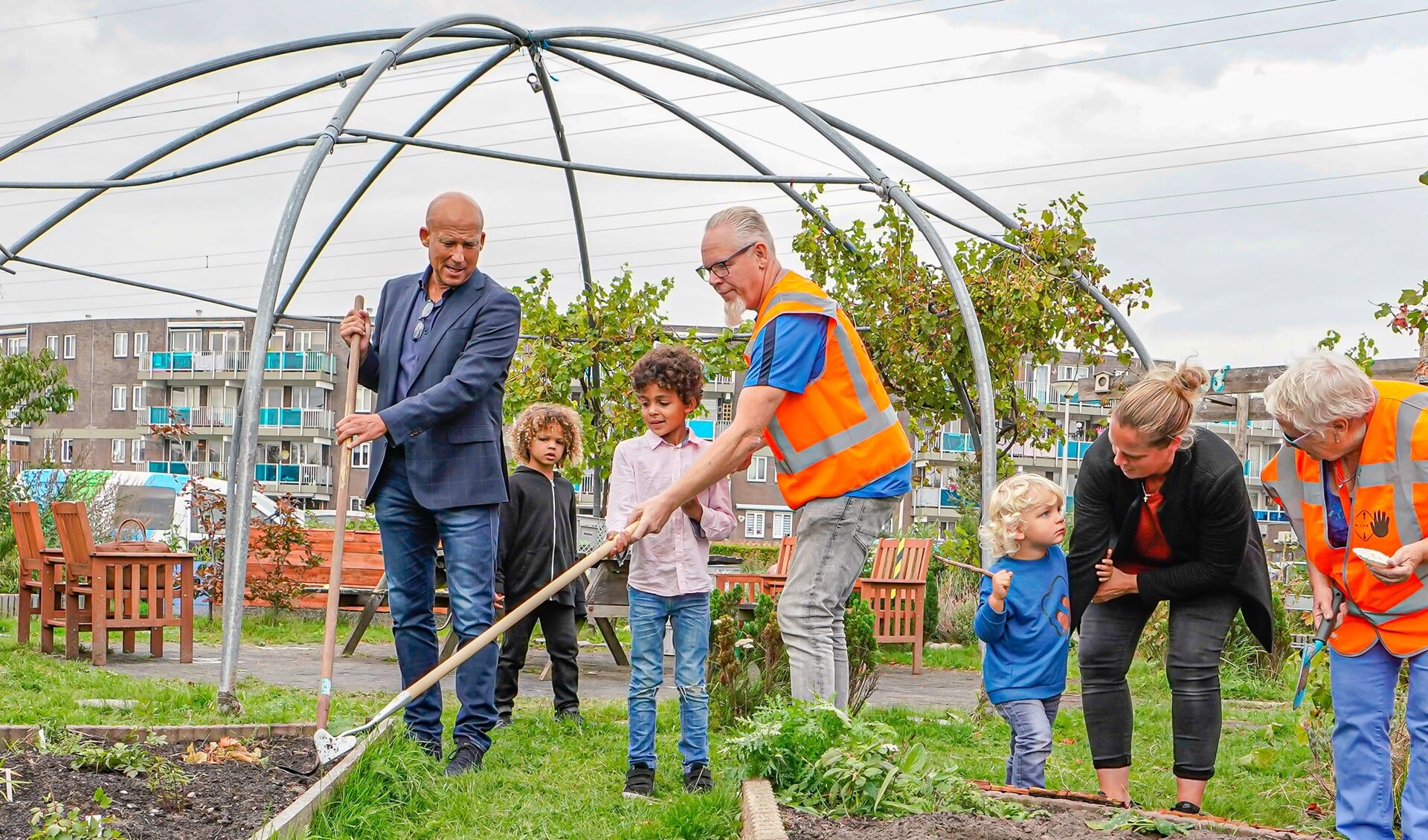 De jeugd, vrijwilligers en de wethouder gingen net voor de bui aan de slag.