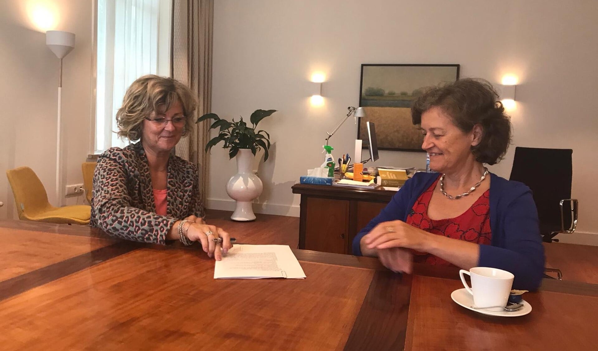 Burgemeester Ada Grootenboer en directeur Deltawind Monique Sweep ondertekenden het oprichtingscontract Windfonds.