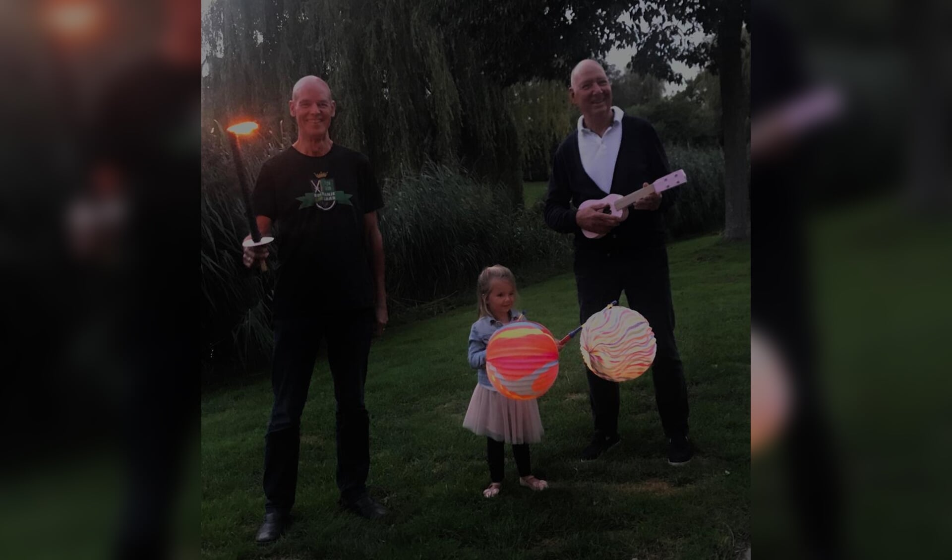 Dees van Kruijssen (met fakkel) en Ferry den Hoed ( met banjo in de hand). Meisje met lampion is kleindochter van Ferry.