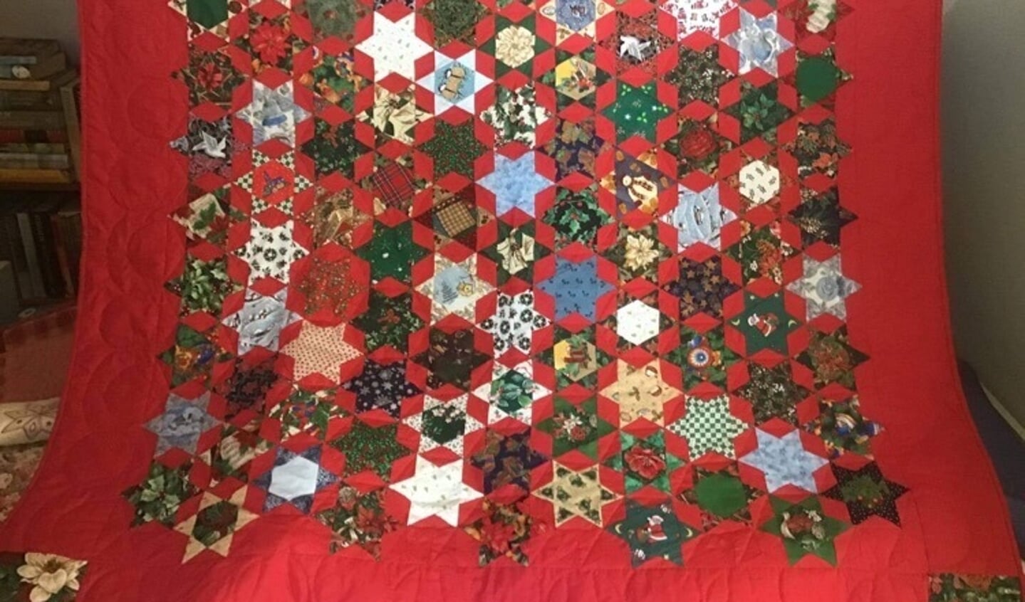 De Kerst Quilt heeft een afmeting van 140 bij 130 centimeter.