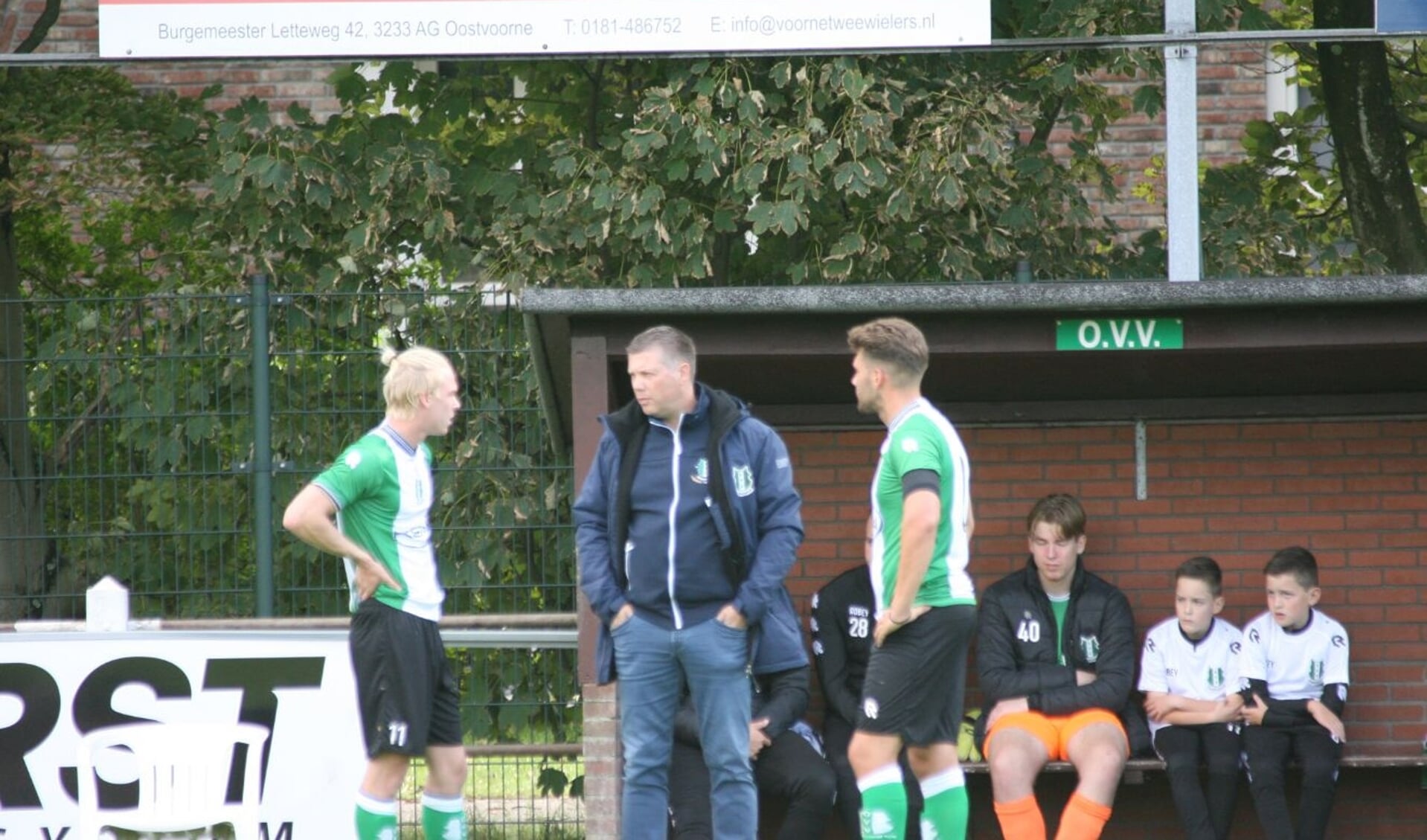 OVV-trainer Marcel Langeveld overlegt met zijn nieuwe spitsen Niels Bekker (links) en Jarno Huijsman. Foto: Wil van Balen.