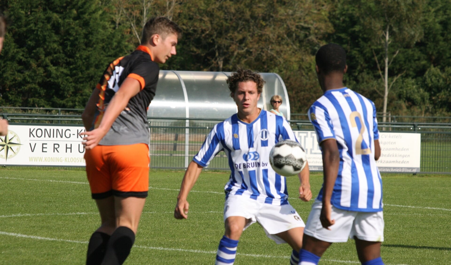 Rydel Apostel scoorde drie keer voor Zwartewaal in het duel tegen Melissant. Foto: Wil van Balen.