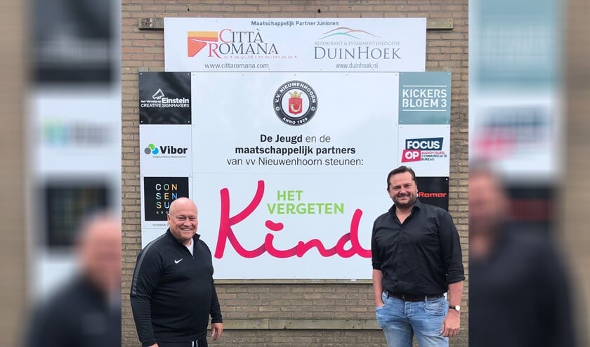 Voorzitter Erik den Adel (rechts) presenteert Ronald Brons: ''Er zijn gaten in het bestuur en begeleiding gevallen, maar het mooie is dat er andere mensen weer zijn opgestaan om deze op te vullen.'' Foto Marco Kruik.