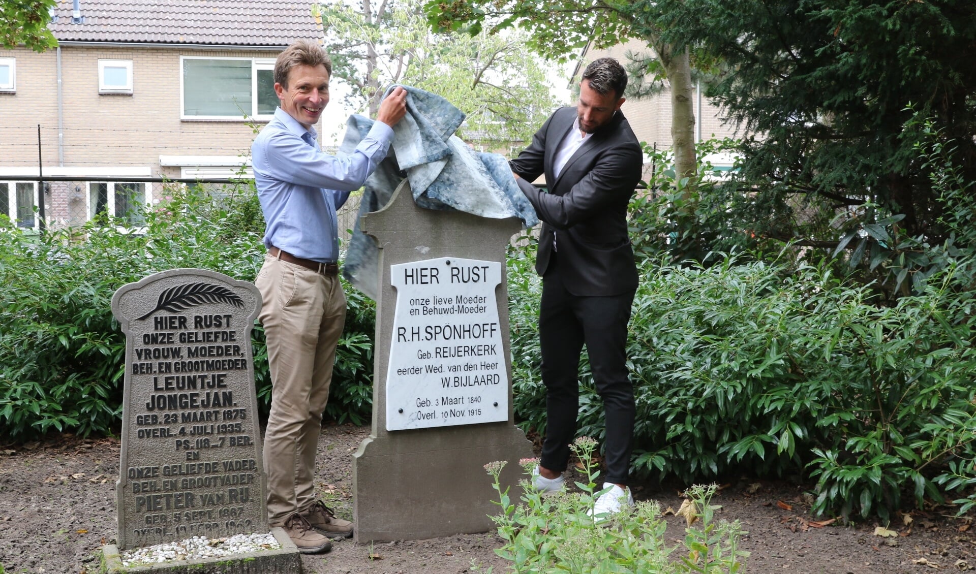 De directeur van basisschool De Zeewinde, Dennis de Kruif, onthulde het gerestaureerde graf, bijgestaan door wethouder Wilbert Borgonjen (Foto: Wil van Balen)
