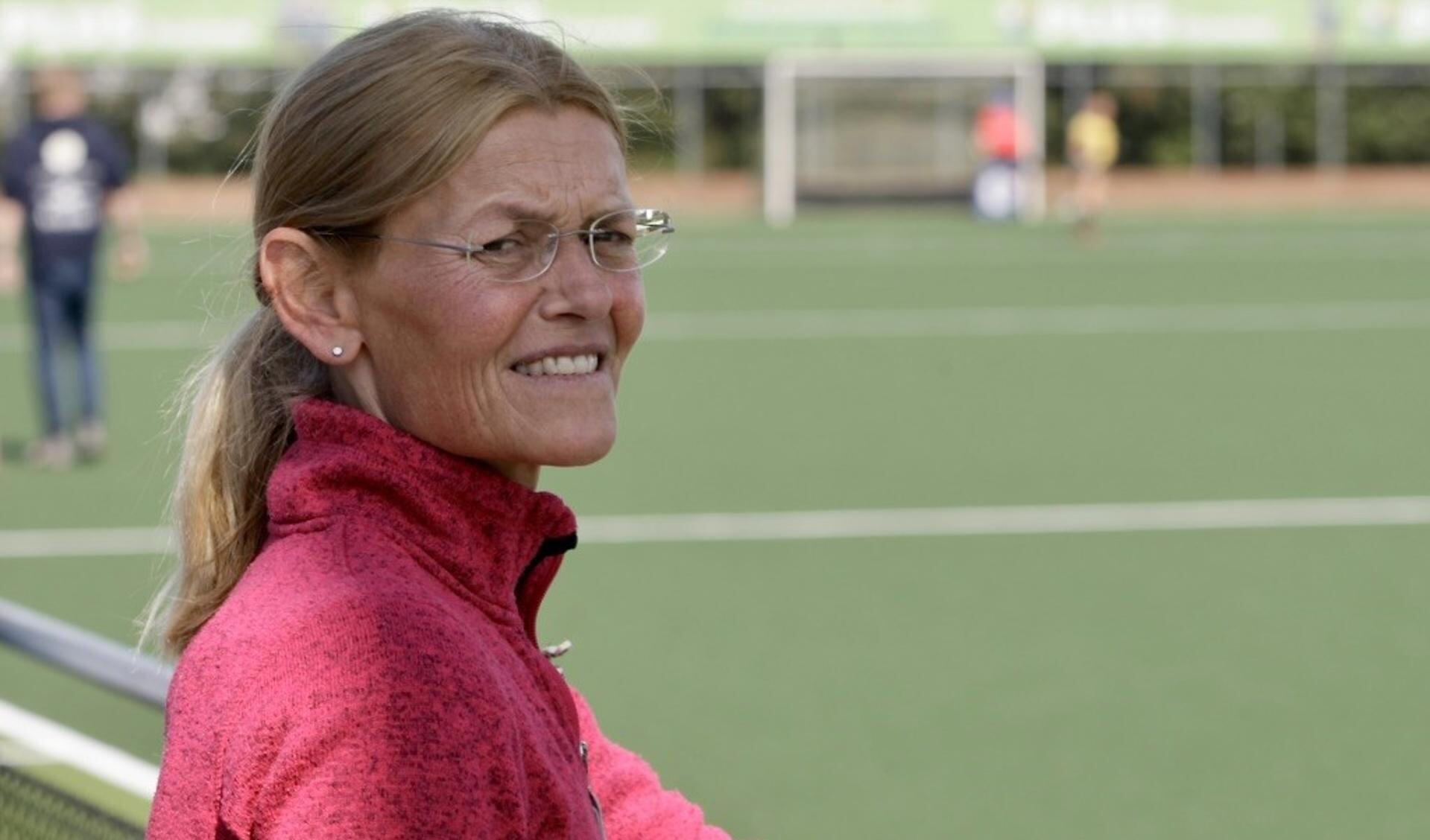 Coach Caroline van Nieuwenhuijze: ''We hebben een goede lichting A-junioren. Dat betekent dat er een gezonde concurrentie is en dat kan het niveau alleen maar omhoogstuwen.'' Archieffoto Theo van Kralingen.