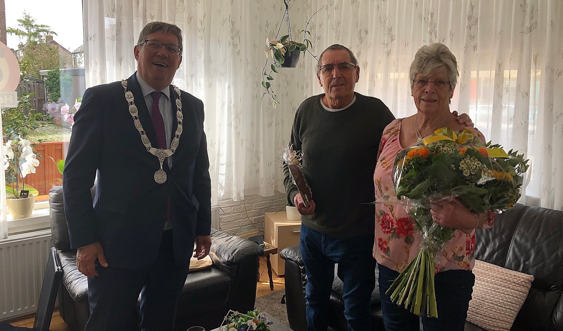 Felicitaties namens de Gemeente Brielle van burgemeester Gregor Rensen (Foto:MdN)