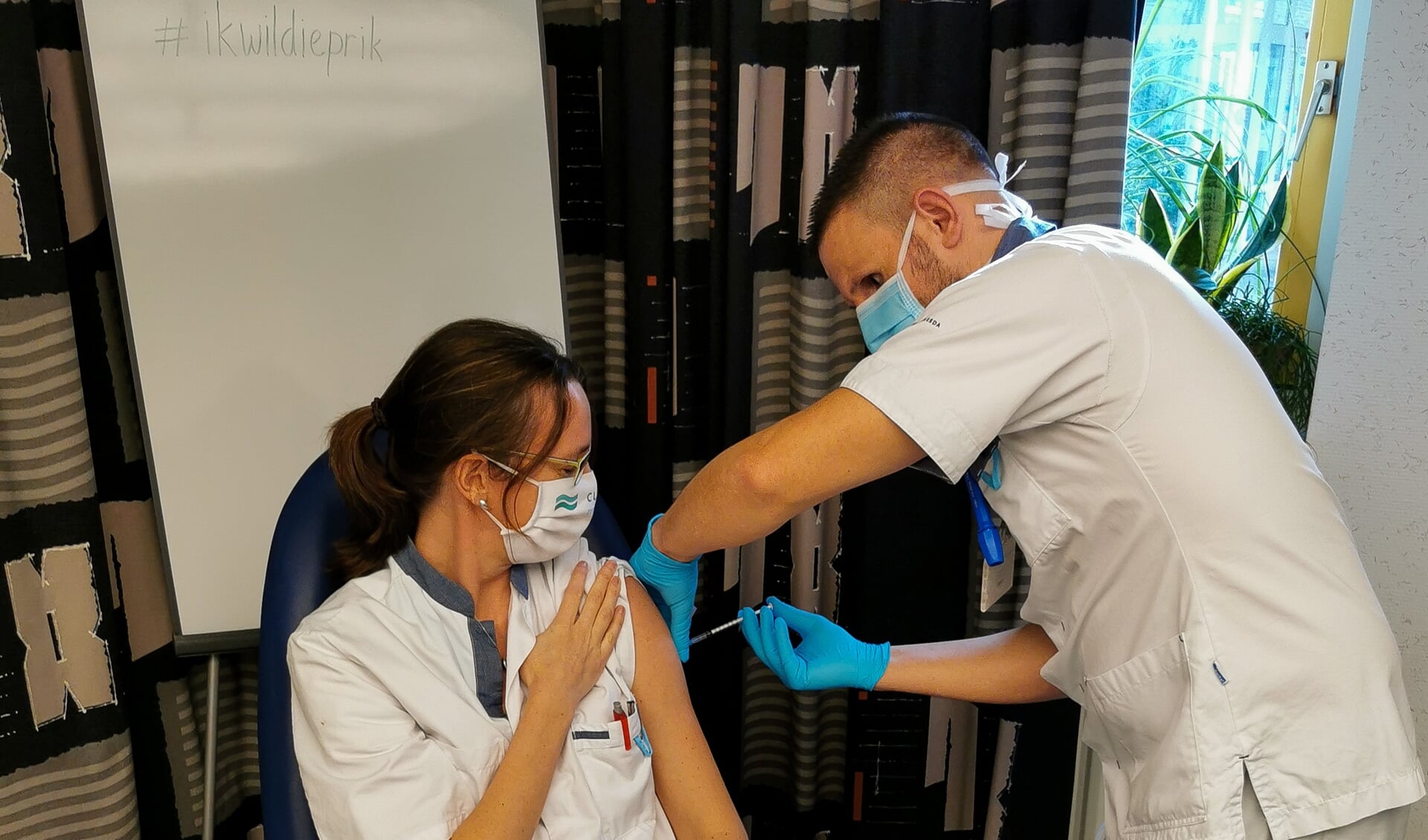 Longarts Lidia Hoogerbrugge ontvangt de eerste COVID-vaccinatie van SEH-verpleegkundige Marius.