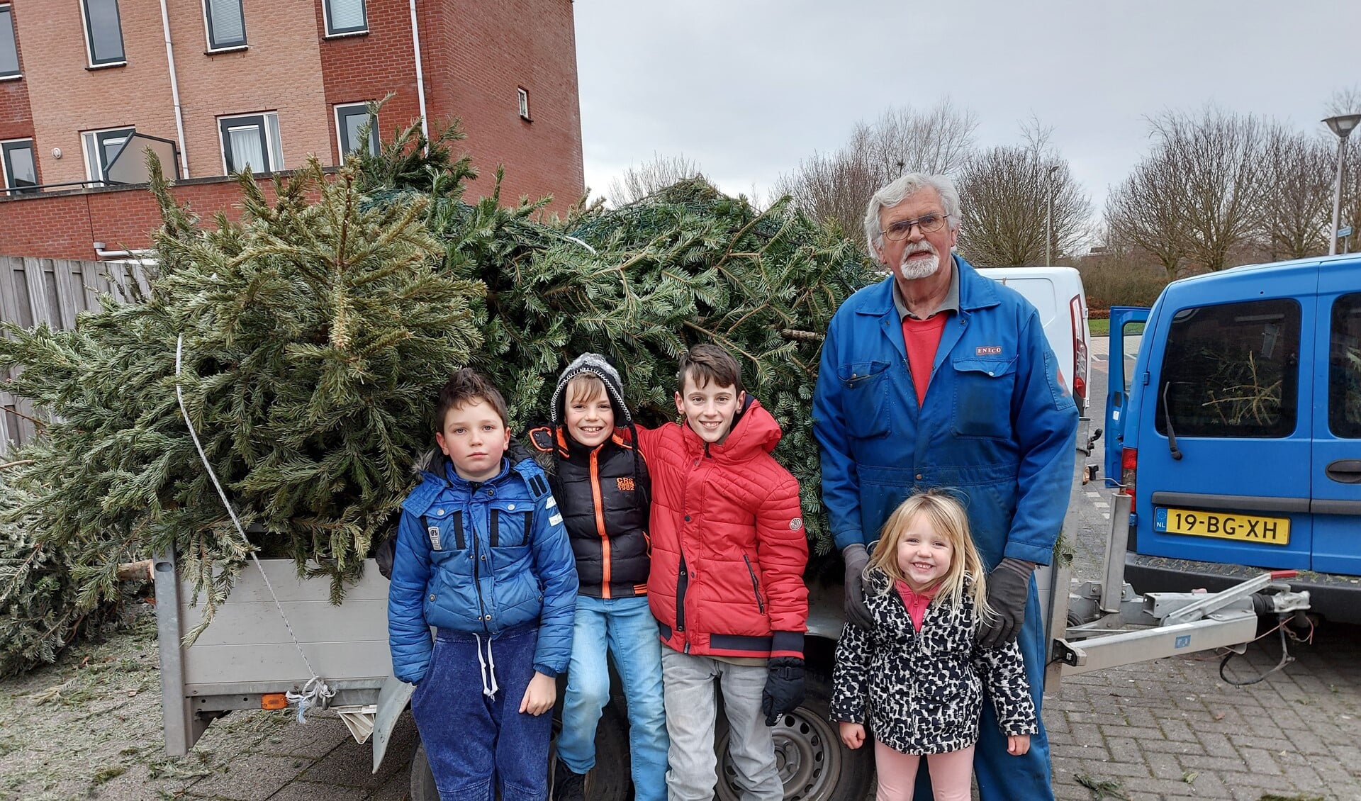 Deze kinderen zamelden maar liefst 112 kerstbomen in met dank aan opa van Orselen voor het rijden met de kar. 