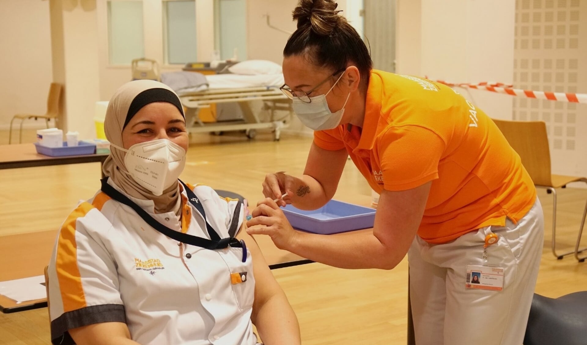 IC-verpleegkundige krijgt de eerste vaccinatie in het Maasstad Ziekenhuis 