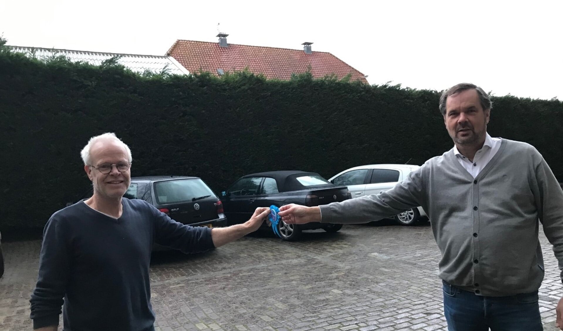 Marcel Breve (links) ontvangt het lintje uit handen van voorzitter Bert Tu.k