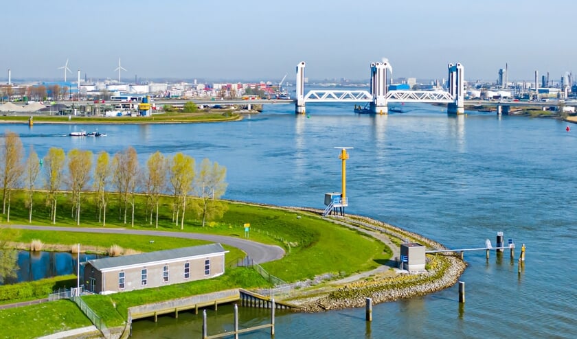 <p>De Botlekbrug zou de aansluiting met Nissewaard moeten geven; de afslag vanuit de tunnel dient te verdwijnen. </p>
