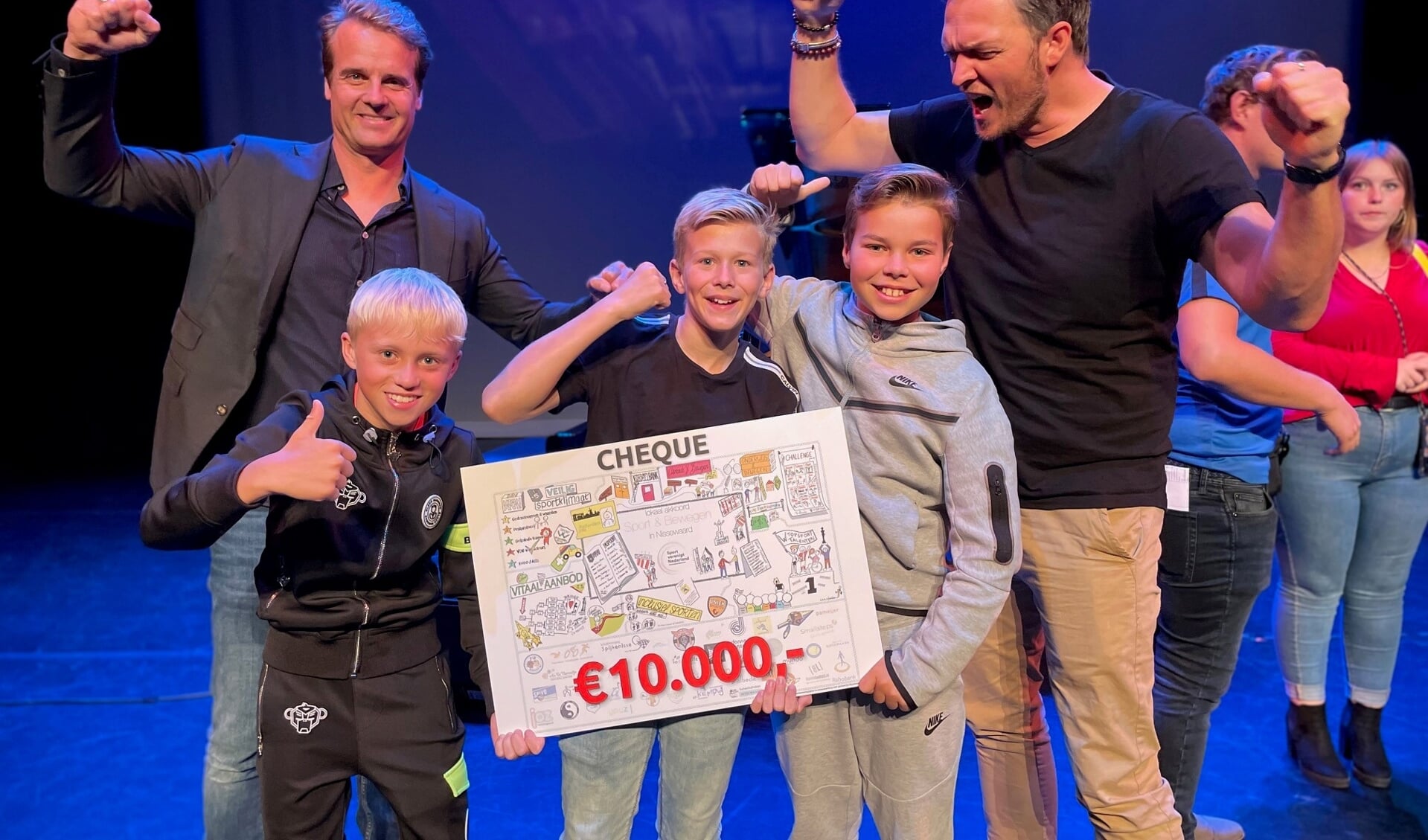 Liam, Djiano en Kay met hun prijs die zij ontvingen uit handen van Martijn Hamerslag (links) en Arjen de Bruin (rechts). 