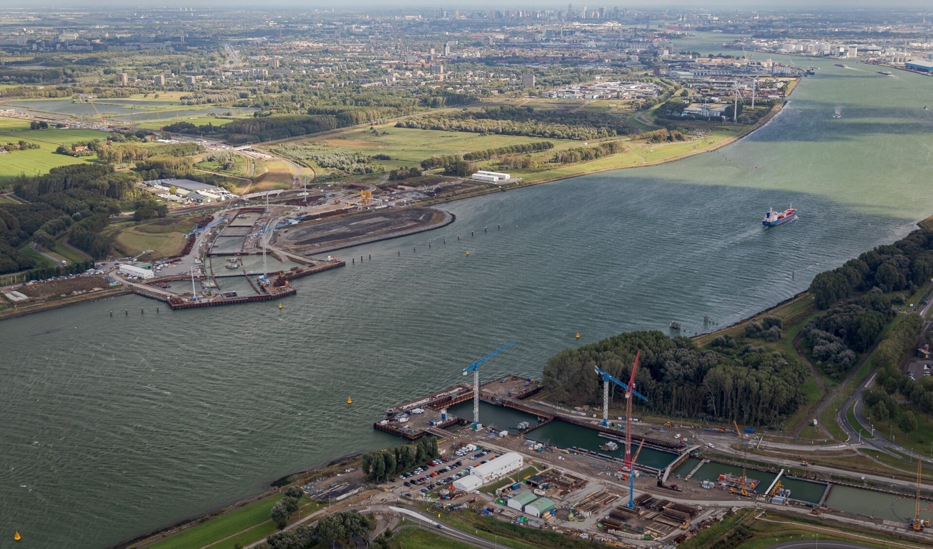 De aanleg van de Maasdeltatunnel wordt steeds zichtbaarder. 