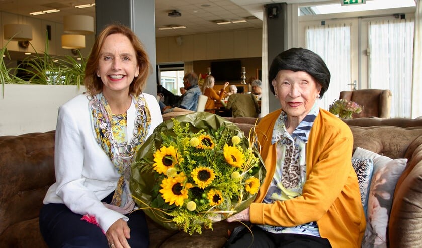 <p>Burgemeester Milène Junius en mevrouw Meline Dos Santos Oliviera-dos Reme´dios.</p>