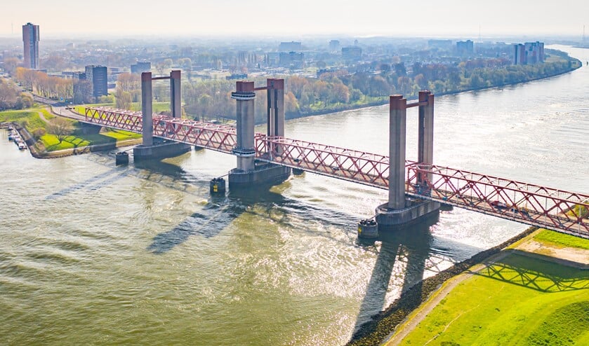 <p>De Spijkenisserbrug kan de verkeersstroom niet aan.</p>