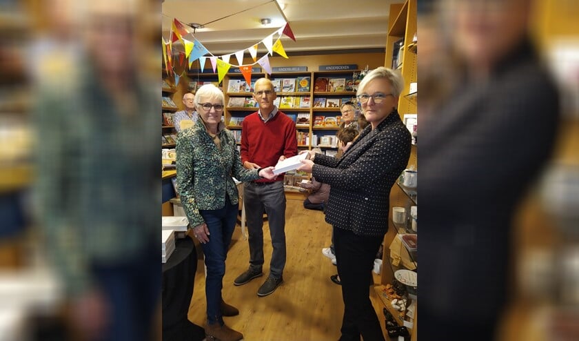 <p>Ds. Lyonne Verschoor (rechts) en Cobi Crucq van de Open Hof kerk kregen de nieuwe Bijbelvertaling in de Bijbelkiosk aangeboden. In het midden Henk de Geus (foto: Erica de Niet)</p>