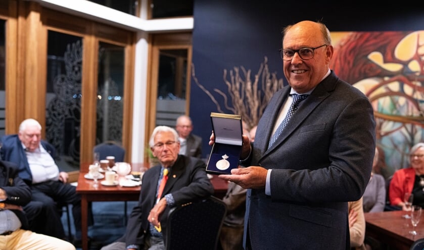 <p>Voorzitter Cor van Dorsser met de Koninklijke Erepenning - foto AR Radings </p>