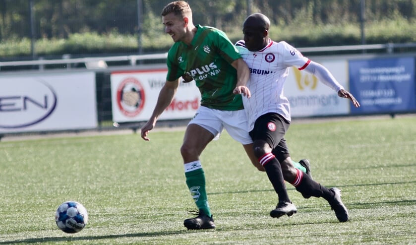 <p>Anthony Pique viel uit in de wedstrijd bij XerxesDZB, waadoor Brielle met tien man verder moest. (Archieffoto: Wil van Balen).</p>