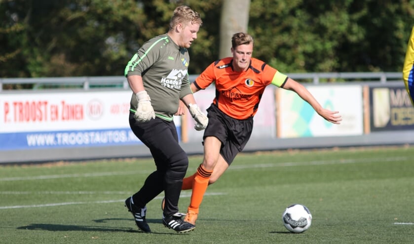 <p>Aanvoerder Jasper Vermeer zette Rockanje tegen Flakkee op 1-0. (Foto: Wil van Balen).</p>