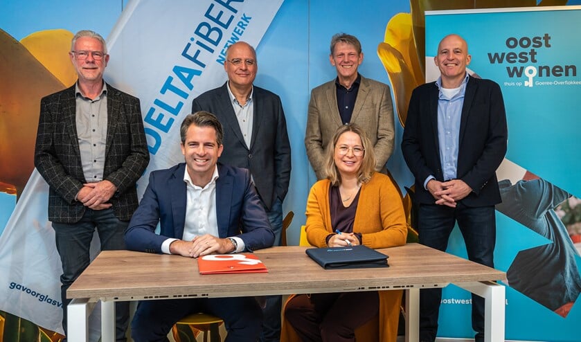 <p>Ondertekening overeenkomst tussen Oost West Wonen en DELTA Fiber Netwerk. </p>