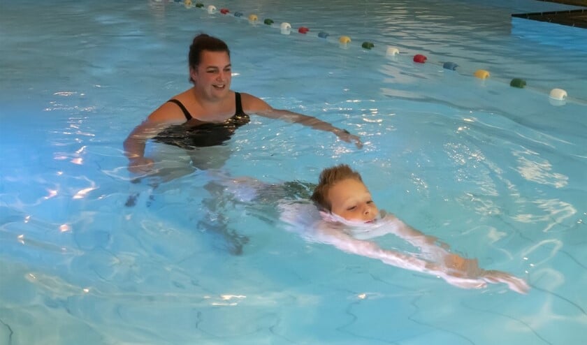 <p>Nadia’s zoon Aidan die opgaat voor zijn diploma B, krijgt les van Malou</p>