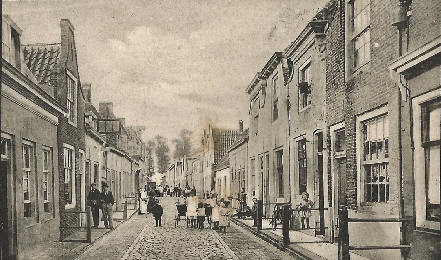 Een oude foto van de Nieuwstraat, dat een record aantal reacties bij de lezers te weeg bracht