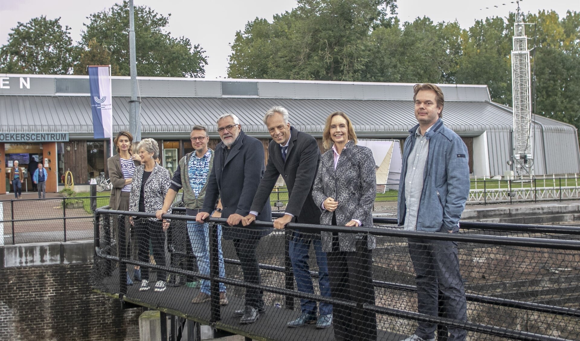  De delegaties van de gemeente Vijfheerenlanden en Hellevoetsluis bezochten samen de buitententoonstelling Stroomversnelling bij het Droogdok Jan Blanken. 