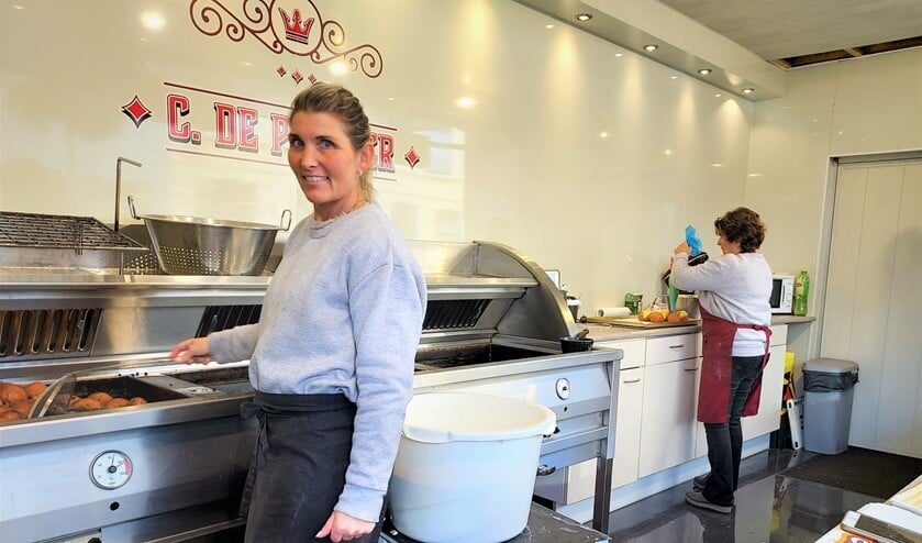 <p>Cindy en moeder Stien de Poorter staan voor het 40e jaar met hun oliebollenkraam in Oud-Beijerland. (foto: Conno Bochoven)</p>