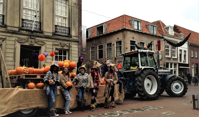 <p> De kar met pompoenen werd getrokken door een klassieke Ford 7810 trekker</p>