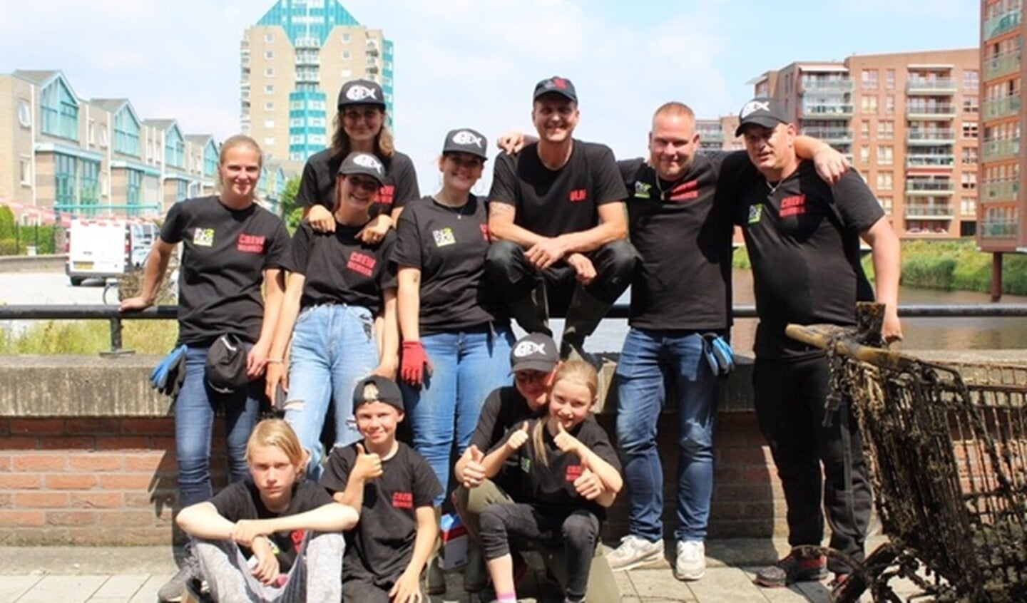 De magneetvissers zijn vaak op zondagochtend langs de waterkant te vinden en zijn herkenbaar aan hun oranje touwen half in het water.