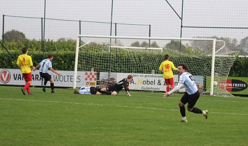 <p>Joost van der Veer (liggend) maakt de 2-2. Bart-Jelle van Dam kijkt juichend toe en Julian de Geus loopt juichend weg.</p>